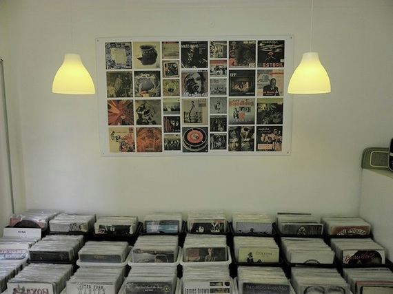 Parede de capas e caixas de discos na loja