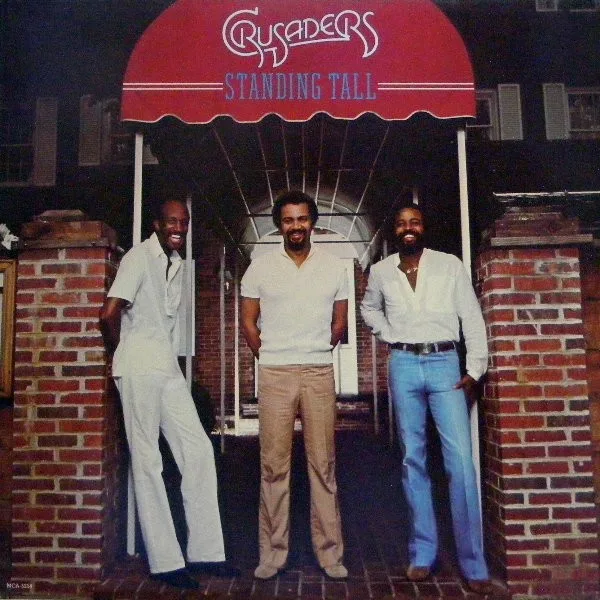Capa de Crusaders* — Standing Tall