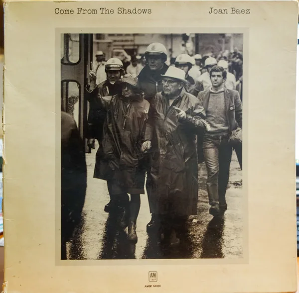 Capa de Joan Baez — Come From The Shadows