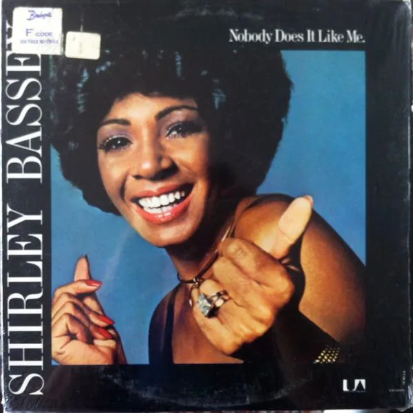 Capa de Shirley Bassey — Nobody Does It Like Me