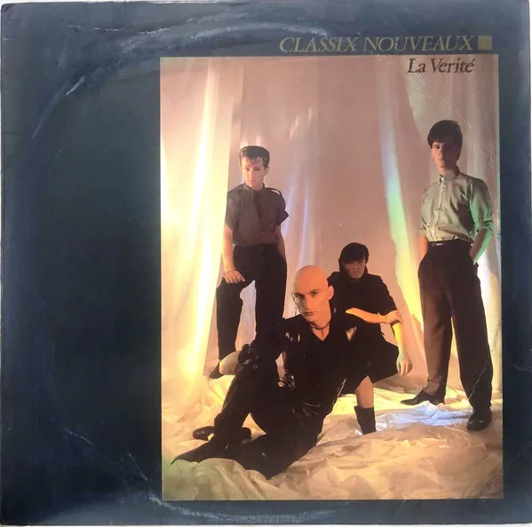 Capa de Classix Nouveaux — La Verité